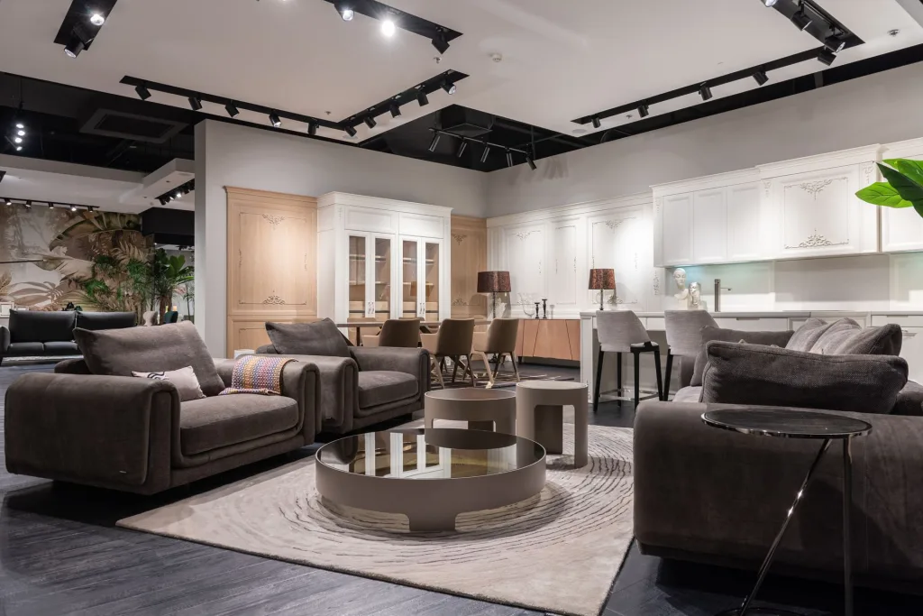 Showroom Divani da test: zona divani in tessuto grigio