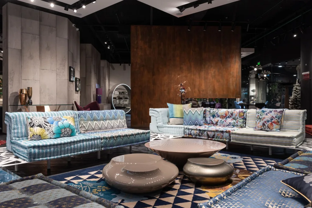 Divani componibili in tessuto fantasia nello showroom