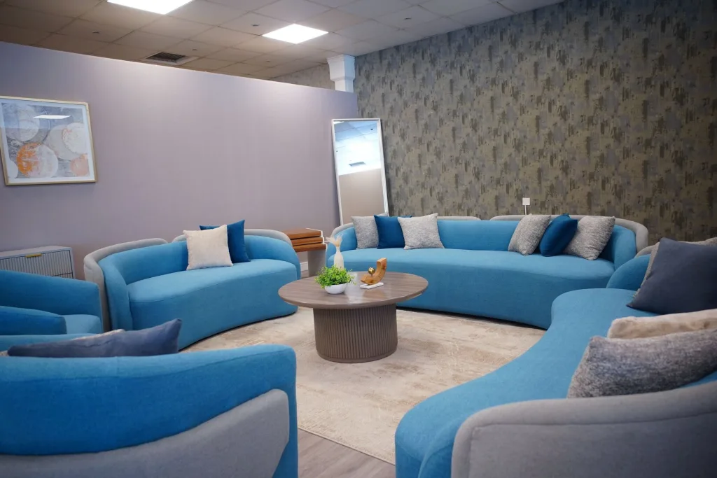 Divani curvi azzurri attorno a un tavolino