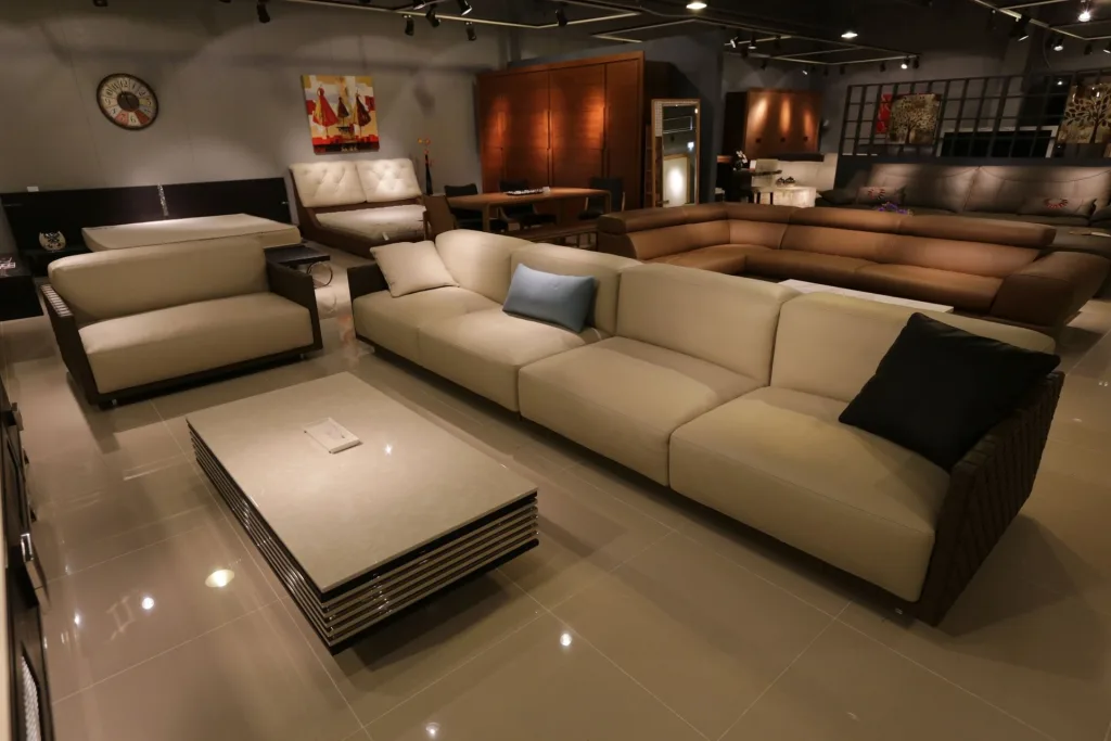 Divani in pelle chiara nello showroom
